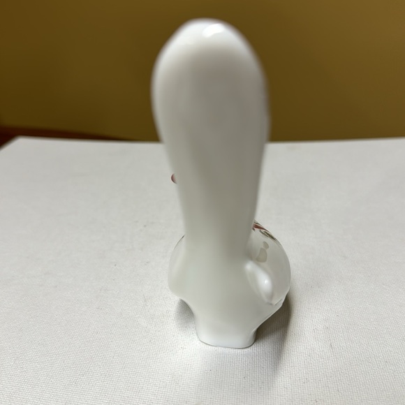 Fenton Hand Painted Milk Glass White Bird w/Cardinals Design Signed by Artist - Picture 4 of 8